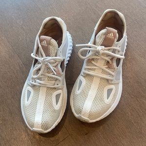 Adidas Bounce Shoes in White. Size 7.5